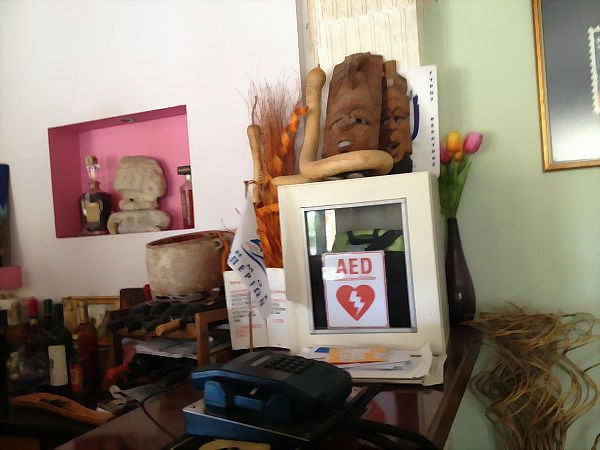 Bild: Defibrillator in der Dorfbar