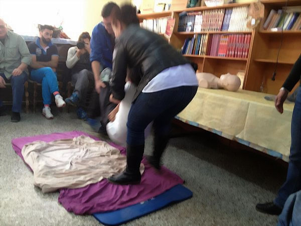 Bild: Gabriela wird für die weitere Behandlung in die Mitte des Saals gebracht 